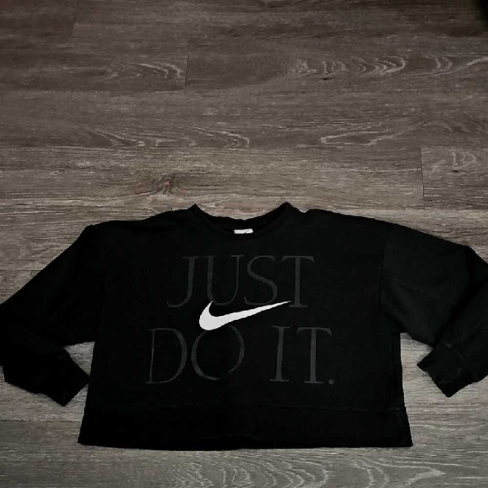 NIKE Womens Sz Small Crewneck Sweatshirt. Black & White!!